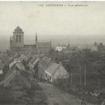 De droite à gauche : gendarmerie, presbytère, musée, église