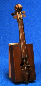 Le "violon-boîte-à-cigare" avec un manche et un cordier de châtaignier,un des classiques de la lutherie populaire de la Grande Guerre.