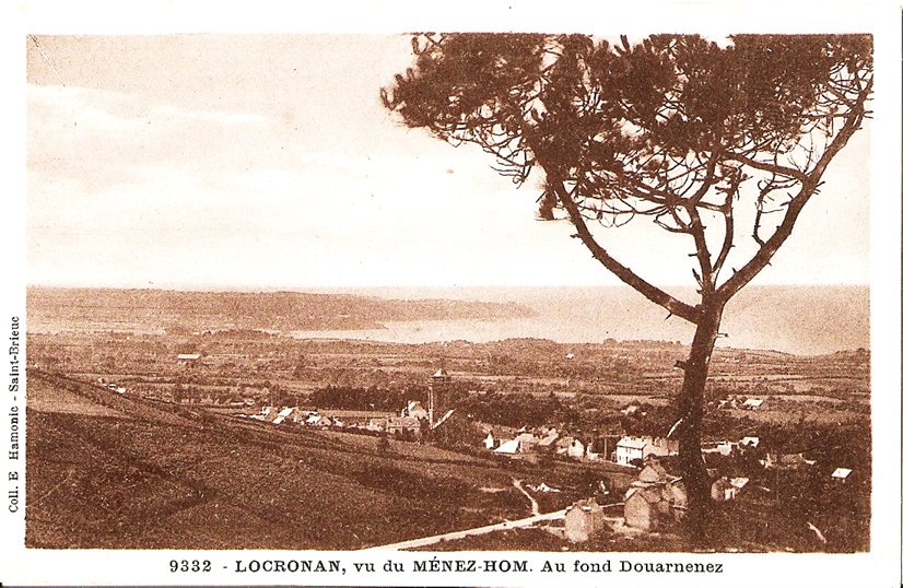 Locronan, vue du Menez-Hom au fond de la baie de Douarnenez