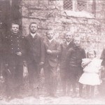La famille Robin de gauche à droite : Le père Jean Victor, Julien, Hyacinthe, Désiré, Guillaume, Louis , Anne et Lucie sur les genoux de sa mère